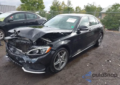 2015 Mercedes-Benz C 300 Sport 4Matic z USA, uszkodzony, nr VIN 55SWF4KBXFU035135